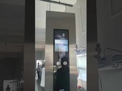Policial do elevador.
